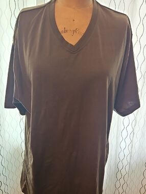 Galaxy By Harvic Men's V-Neck Short Sleeve Tee in Green.